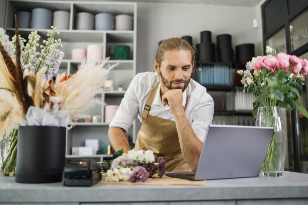 FileMaker to potężne narzędzie do zarządzania bazami danych, które umożliwia tworzenie złożonych aplikacji dostosowanych do specyficznych potrzeb biznesowych